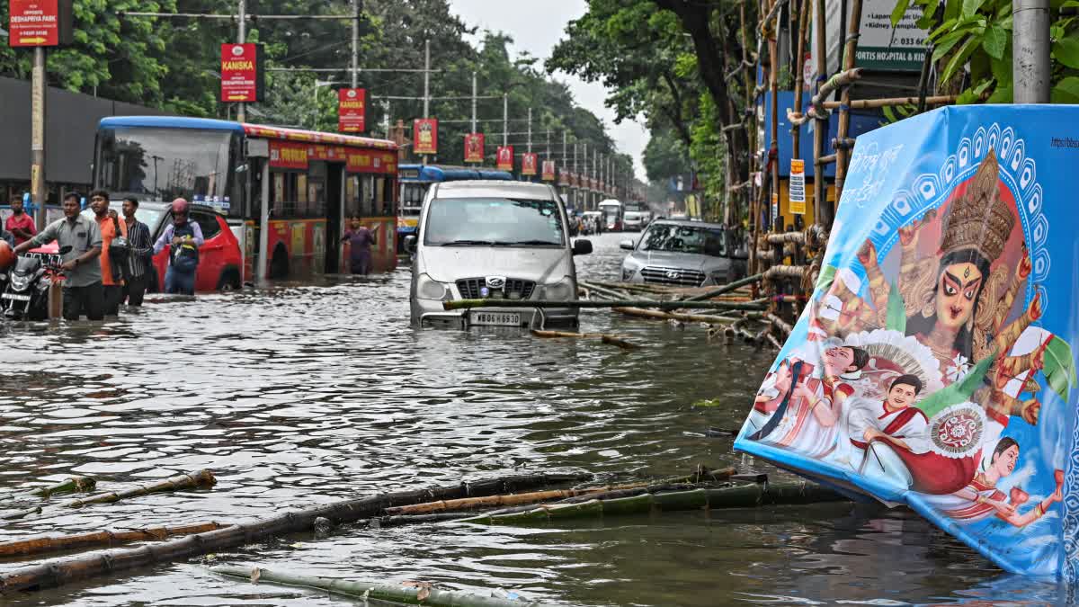টানা ভারী বৃষ্টিতে ডুবেছে কলকাতা, বিদ্যুৎস্পৃষ্ট হয়ে মৃত্যু ৫