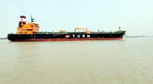 ডিজেল নিয়ে আসা জাহাজ ভিড়েছে ডলফিন জেটিতে