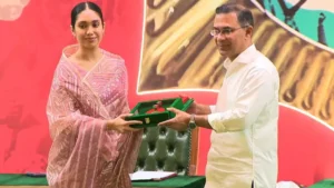 স্বাধীনতা পদক হস্তান্তর করেছেন প্রধানমন্ত্রী