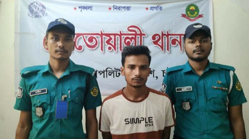 কোতোয়ালীতে দোকানের ভিতর মিলল চোলাইমদ, গ্রেপ্তার ১
