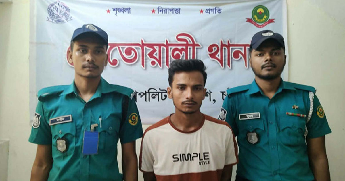 কোতোয়ালীতে দোকানের ভিতর মিলল চোলাইমদ, গ্রেপ্তার ১