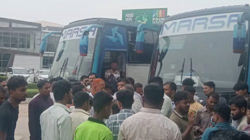 লোহাগাড়ায় মারছা পরিবহনের গাড়ি আটকে বিক্ষোভ