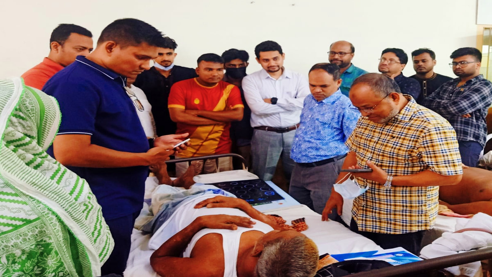 কেন্দ্রীয় যুবদল নেতা আসাদুল আলম টিটু'র অসুস্থ বাবার পাশে ড্যাব