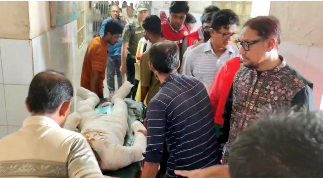 কারখানার অগ্নিকাণ্ডে দগ্ধ শ্রমিকদের পাশে মেয়র ডা. শাহাদাত